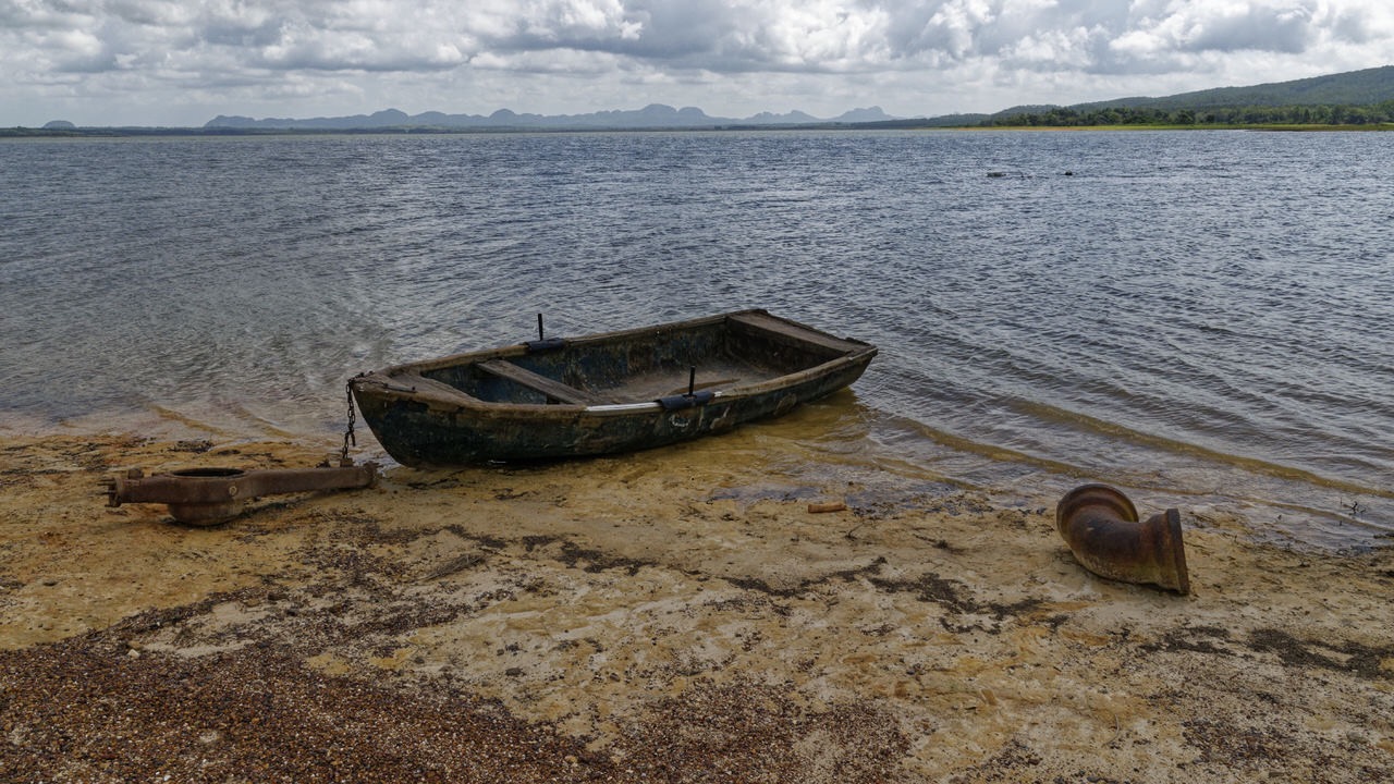 Lake with boat, Valle de Viñales